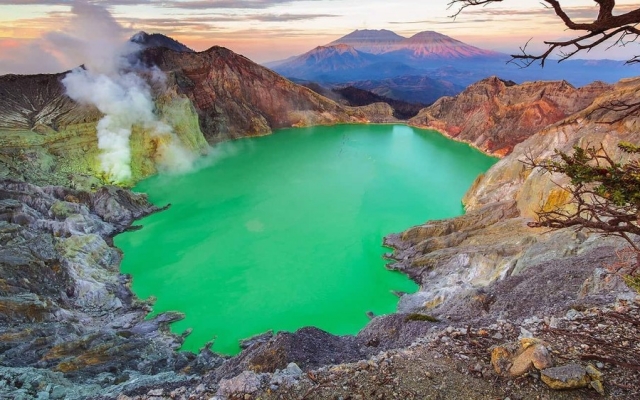 Ngỡ ngàng trước vẻ đẹp hồ Kawah Ijen nổi tiếng khi du lịch Indonesia